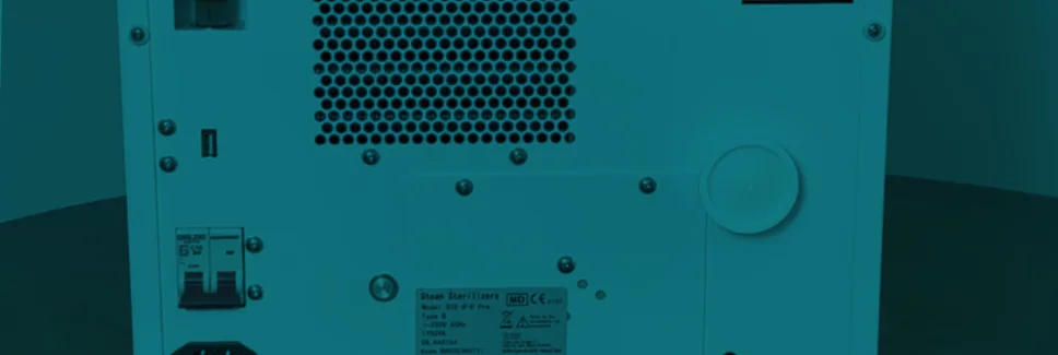 tył autoklawu z widocznym okrągłym filtrem hepa po prawej stronie